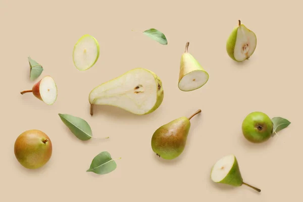 Flying Ripe Pears Beige Background — Stock Photo, Image