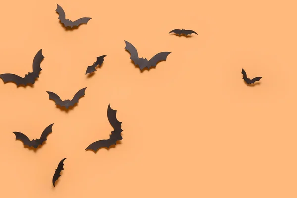 橙色背景的万圣节派对纸制蝙蝠 — 图库照片