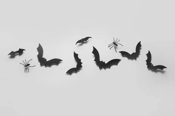 Gri Arka Planda Cadılar Bayramı Partisi Için Kağıt Yarasalar Örümcekler — Stok fotoğraf