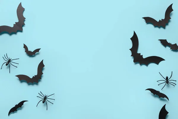 青い背景のハロウィーンパーティーのためのペーパーバットとクモ — ストック写真