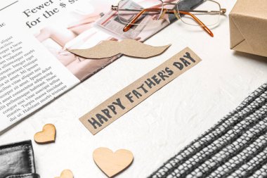 Yazılı kağıt Mutlu Babalar Günü, gazete ve erkek aksesuarları arka planda, yakın plan