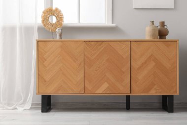 Pencerenin yanındaki ahşap dolap