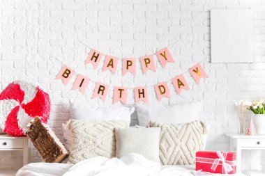 Yatak odasının içi balonlar, pinyatalar ve çelenklerle süslenmiş.