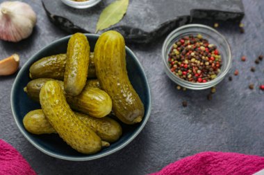 Lezzetli mayalanmış salatalıklı kase koyu grunge arka planda