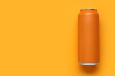 Turuncu arka planda bir kutu soda.