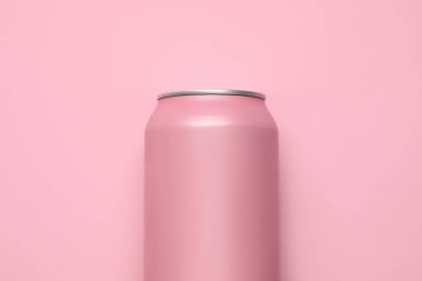 Pembe arka planda bir kutu soda, yakın plan.