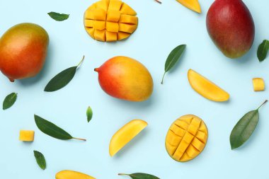 Açık mavi arkaplanda taze mangolar