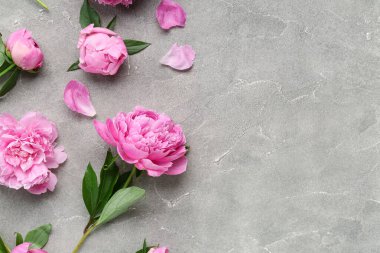 Arkaplanda güzel şakayık çiçekleri olan kompozisyon