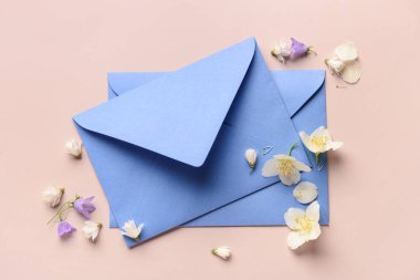 Zarflı kompozisyon ve arkaplanda güzel çiçekler