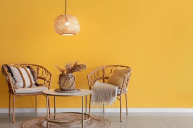 Parlak tavan lambası, masa ve sandalyeli şık bir oda.