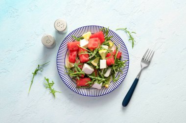 Açık mavi arkaplanda lezzetli karpuz salatası