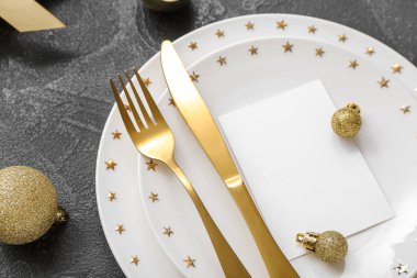 Siyah arka planda Noel kutlaması için güzel bir masa.