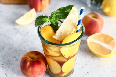 Beyaz masada naneli taze şeftalili limonata.