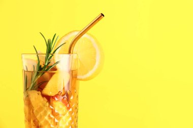 Sarı arka planda biberiyeli taze şeftalili limonata.