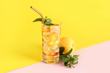 Renkli arkaplanlı bir bardak taze şeftalili limonata.