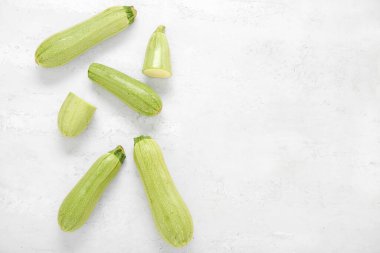 Açık arkaplanda taze yeşil kabak