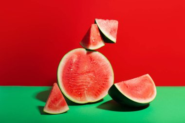 Renkli arkaplanlı taze karpuz parçaları.