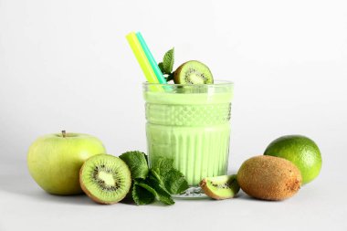 Beyaz arka planda naneli taze kivi püresi.