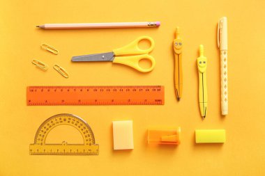 Turuncu arka planda farklı okul kırtasiyesi