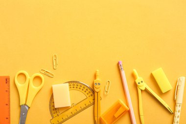 Turuncu arka planda farklı okul kırtasiyesi