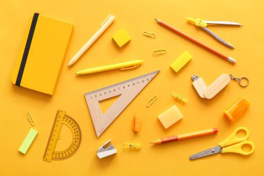 Turuncu arka planda farklı okul kırtasiyesi ve defter