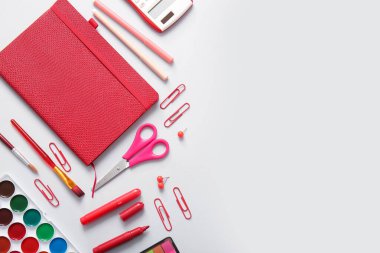 Gri arkaplanda farklı okul kırtasiyesi ve defter