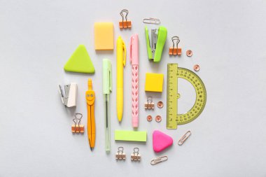 Gri arka planda farklı okul kırtasiye