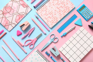 Renkli arkaplan üzerine farklı okul sayfası ve not defterleri