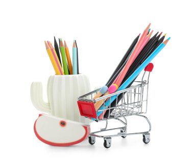Beyaz arka planda Okul kırtasiye ile alışveriş sepeti