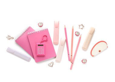 Beyaz arkaplanda notlar ve okul kırtasiyesi