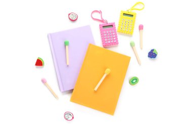 Beyaz arkaplanda notlar ve okul kırtasiyesi