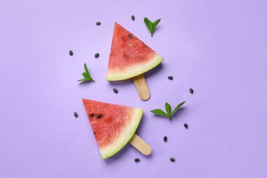 Lezzetli karpuz çubukları ve mor arka planda nane şekerli kompozisyon