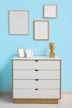 Dekorlu ve boş çerçeveli çekmeceler.