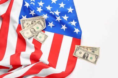 ABD bayrağı ve beyaz arka planda dolar banknotları
