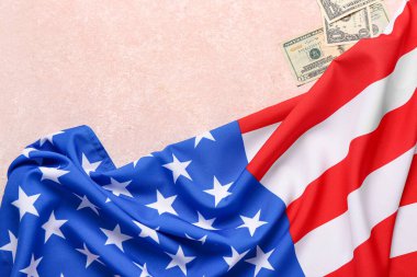 ABD bayrağı ve bej arka planda dolar banknotları