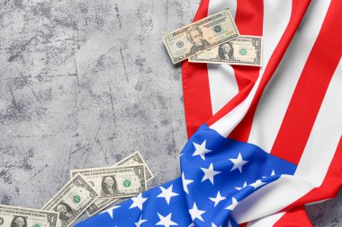 ABD bayrağı ve gri arka planda dolar banknotları