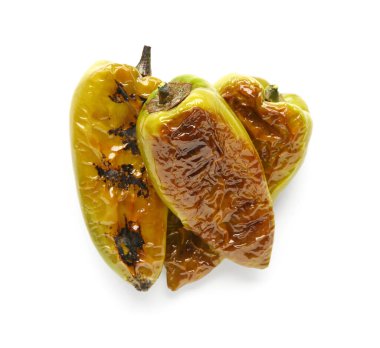 Beyaz arka planda ızgara dolmalık biber.