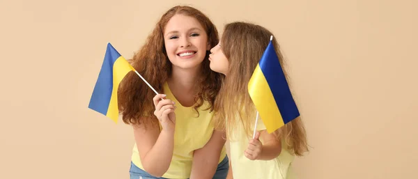 Mulher Sua Filhinha Com Bandeiras Ucrânia Fundo Bege — Fotografia de Stock