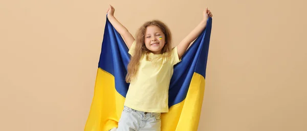 Klein Meisje Met Vlag Van Oekraïne Beige Achtergrond — Stockfoto