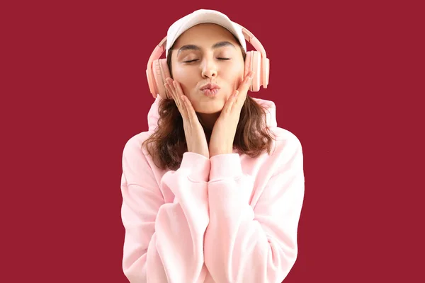 Νεαρή Γυναίκα Ακουστικά Φυσάει Φιλί Ροζ Φόντο — Φωτογραφία Αρχείου
