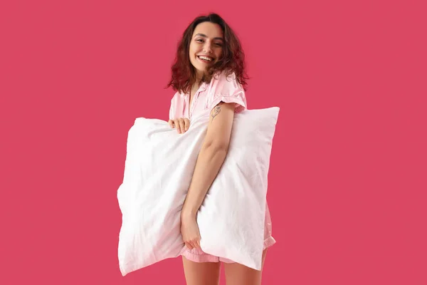 Jong Brunette Vrouw Pyjama Met Kussen Roze Achtergrond — Stockfoto