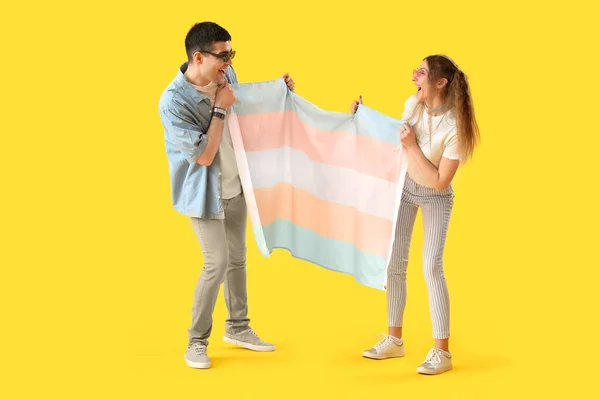 Młoda Para Flagą Transgenderową Żółtym Tle — Zdjęcie stockowe