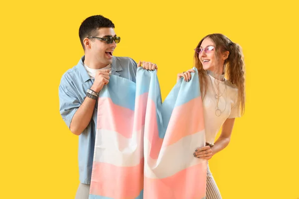 Young Couple Transgender Flag Yellow Background — Stock Photo, Image
