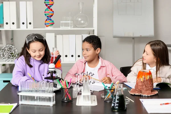 Niños Pequeños Estudiando Química Aula Ciencias — Foto de Stock