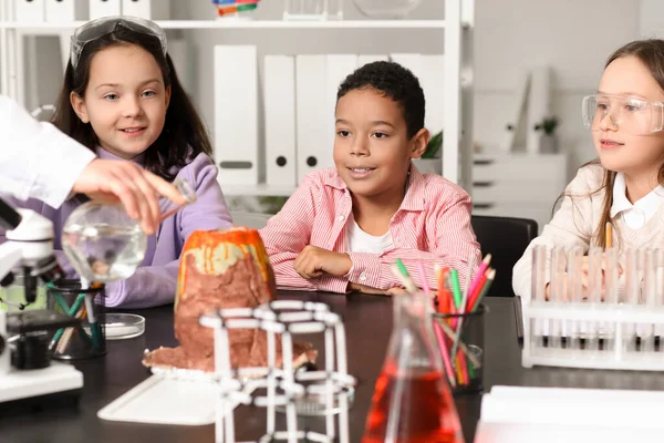 Kleine Kinderen Die Experimenteren Met Leraar Chemische Vulkaan Wetenschapsklas — Stockfoto