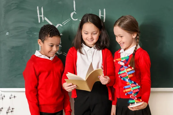 Crianças Com Copybook Modelo Molecular Sala Aula Ciências — Fotografia de Stock