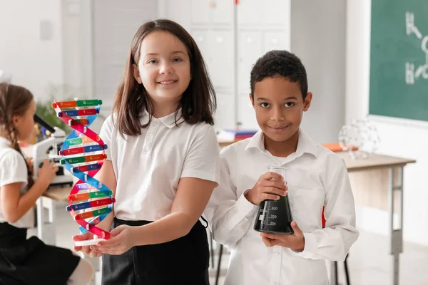 Kleine Kinderen Met Moleculair Model Kolf Wetenschapsklas — Stockfoto