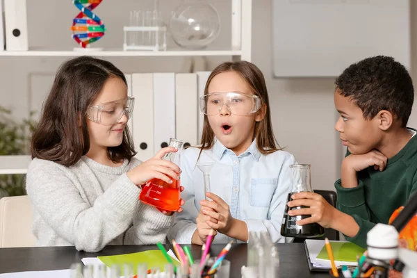 Μικρά Παιδιά Που Διεξάγουν Πειράματα Χημείας Στην Τάξη Των Φυσικών — Φωτογραφία Αρχείου