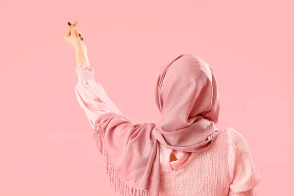 Beautiful Young Muslim Woman Making Heart Her Fingers Pink Background — Stock Photo, Image