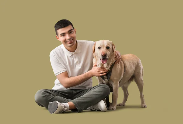 Молодой Человек Симпатичной Собакой Лабрадор Сидит Зеленом Фоне — стоковое фото